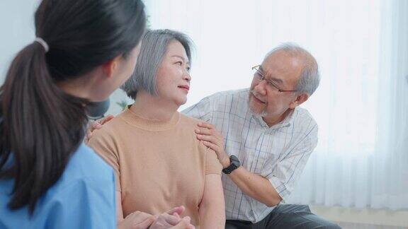亚洲护理护士在家检查老年妇女病人和丈夫