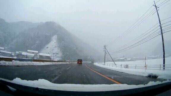 日本鸟取县Misasa179号公路冬季雪地里行驶的POV汽车
