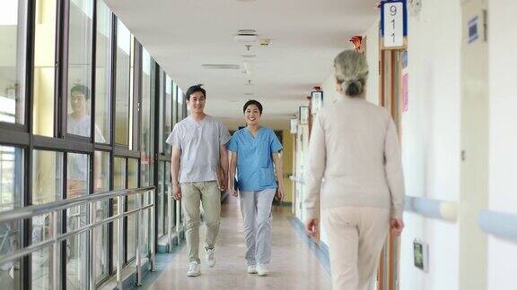 医护人员在走廊里问候病人