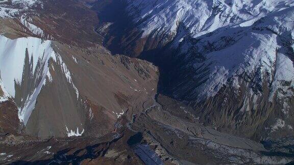 从空中俯瞰喜马拉雅山脉的建筑物复杂的屋顶和山谷全景在提里科大本营徒步旅行马南尼泊尔亚洲徒步旅行