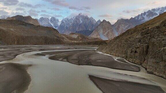 秋季沿喀喇昆仑公路拍摄的喜马拉雅山脉喀喇昆仑山脉罕萨河风景鸟瞰图巴基斯坦北部