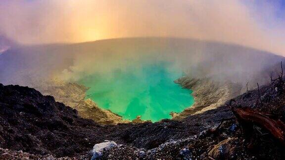 印尼卡瓦伊真火山口地标自然旅游胜地4K黎明到白天时光流逝(放大)