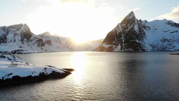 日落时的挪威海岸