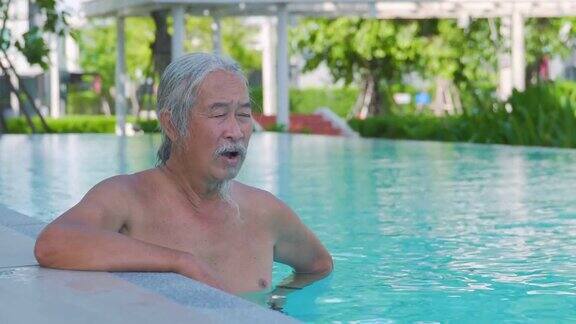 资深亚洲人在游泳池游泳日常锻炼