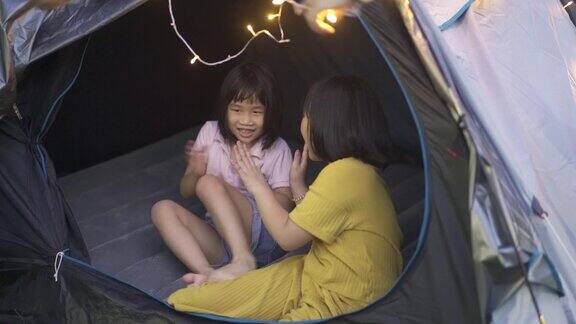 亚裔华人家庭在自家后院露营周末在家度假