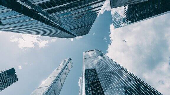 低角度的高层企业建筑摩天大楼