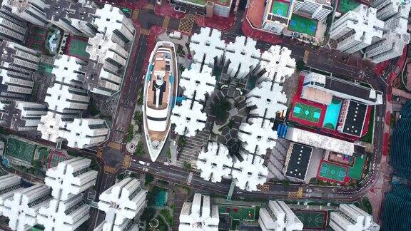无人机飞越香港地标性金融商业区和摩天大楼的鸟瞰图
