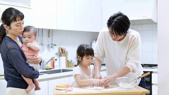 父母和孩子在家做饭
