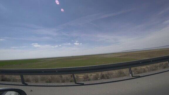 在土耳其盐湖旁的高速公路上行驶