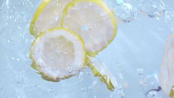 柠檬和薄荷叶子落入水漩涡超级慢动作1000fps