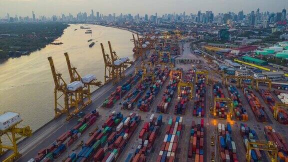 在进出口业务物流中使用起重机装载集装箱的国际港口的超延时或无人机延时鸟瞰图