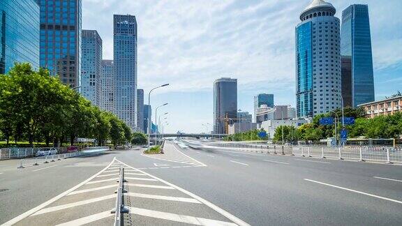 时间流逝的繁忙交通和现代建筑在北京城市中国