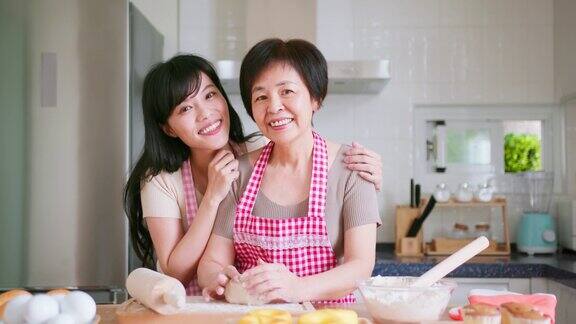 妈妈和女儿在做面包