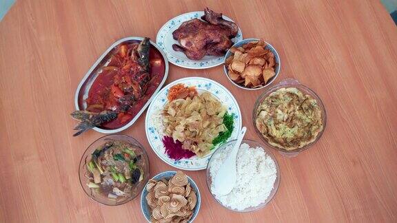 亚洲华人家庭为除夕准备家庭团圆饭