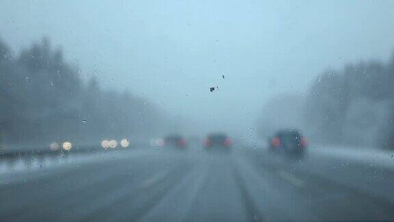 FPV:在恶劣天气条件下在交通拥挤的高速公路上驾驶危险的汽车