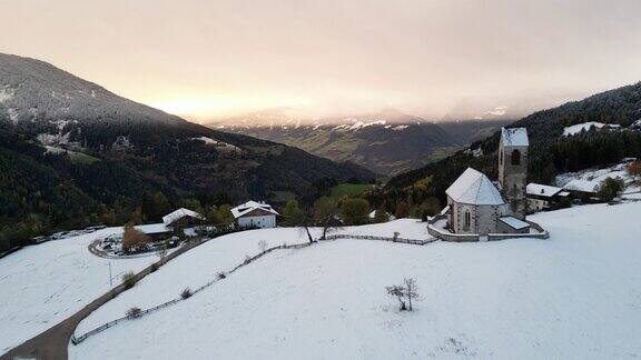 冬季景观从白云石富内斯山谷