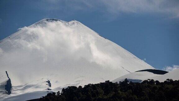 云层覆盖着巴塔哥尼亚火山