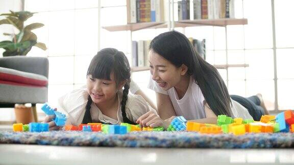 亚洲妈妈和孩子一起玩积木