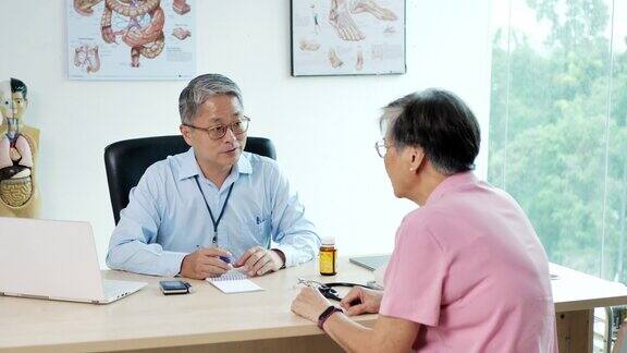年长的中国妇女去看医生开了药片和补品