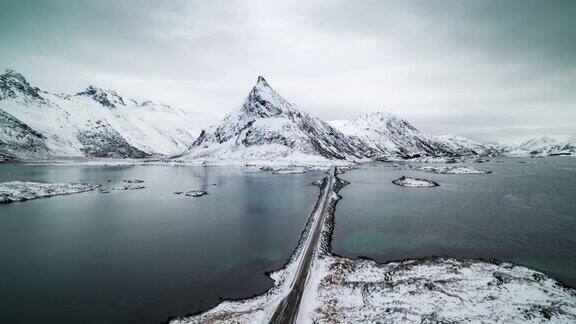 航拍Fredvang桥和Volandstind山-挪威罗浮敦群岛冬季海岸线