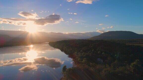 卡拉奥河上游空中日出视图卡奈马委内瑞拉