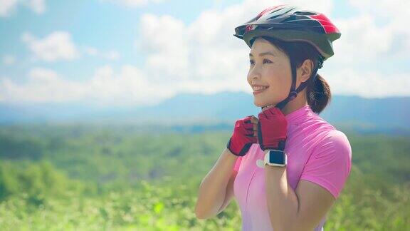 骑自行车的亚洲女性
