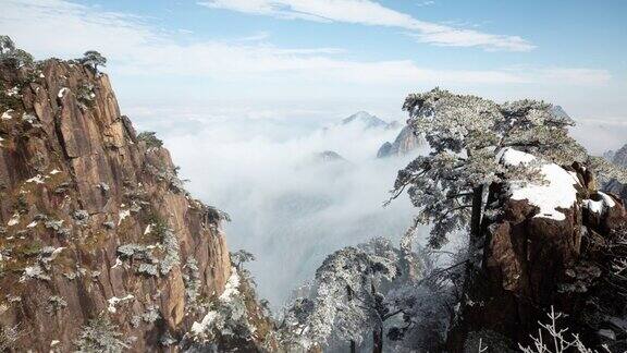 时间流逝的雾围绕着中国的黄山(黄山)