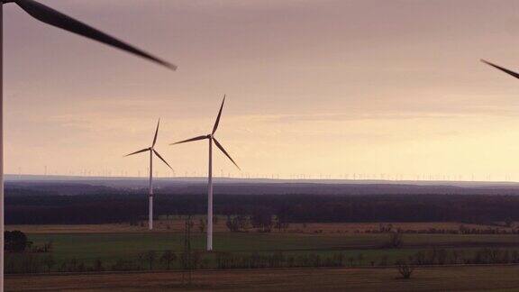 风力涡轮机在黄昏-无人机射击