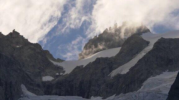 山脉上的移动云勃朗峰地块意大利