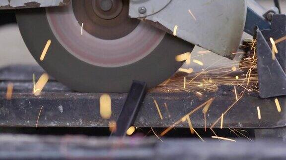 工人在工地上使用金属切割圆锯片