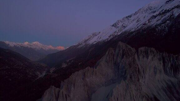 浪漫的傍晚镜头的高山景观最后一缕阳光照亮了白雪皑皑的山脉马南山谷安纳普尔纳环行尼泊尔
