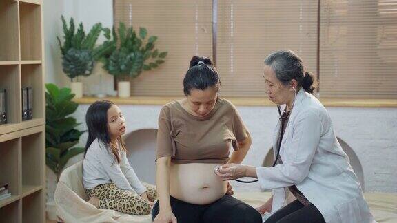 亚洲女护士上门检查孕妇在家