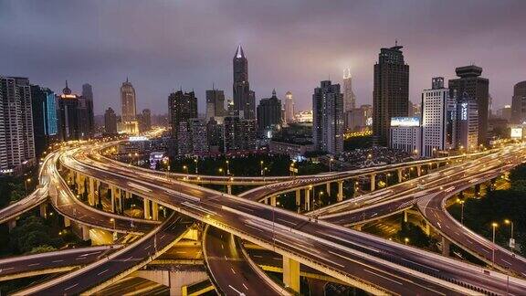尖峰时段的多条高速公路和立交桥的交通白天到晚上的过渡上海中国