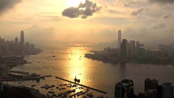 城市摩天大楼林立是香港现代城市的金融经济中心