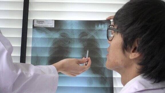 医生与同事在会议室讨论x光片