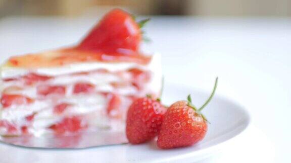 草莓可丽饼与草莓奶油与摄影运动