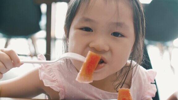 可爱的小孩正在吃西瓜