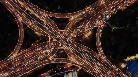 PAN无人机视角立交桥和城市交通从黄昏到夜晚