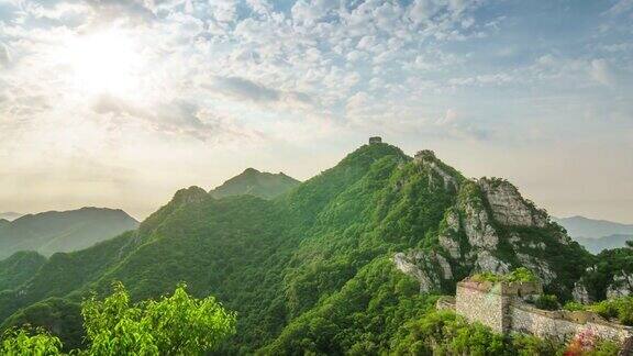 夏天的中国长城美丽的天空和云放大镜头(延时)