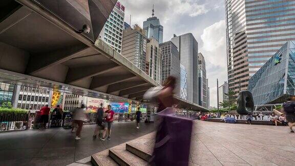 时光流逝:拥挤的人群在香港市中心的金融区