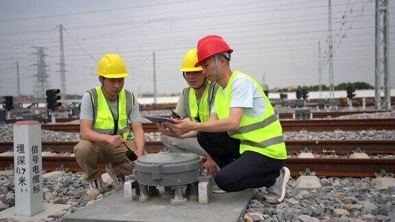 亚洲铁路工人正在大修铁路