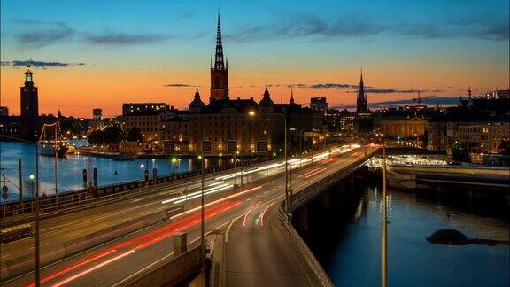 斯德哥尔摩瑞典日落时斯德哥尔摩市中心的时间流逝Centralbron大桥交通顺畅