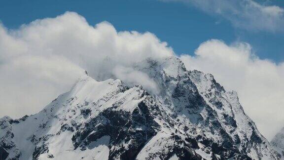 在美丽的雪峰和冰川上空的云朵中飞行