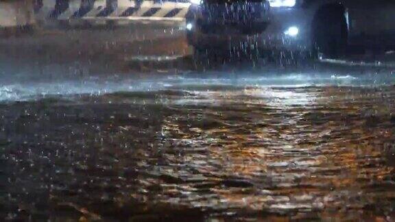 暴雨淹没了高速公路