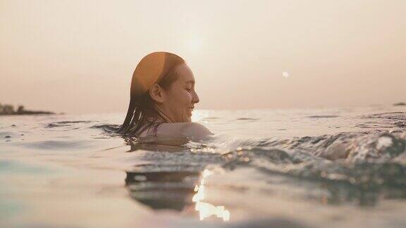 亚洲女人在海上放松