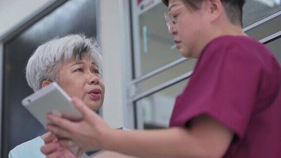 悲伤的亚洲华人老年妇女收到坏消息听女护士解释体检报告