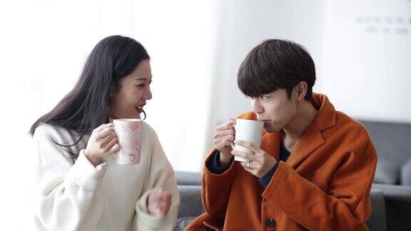 一对夫妇坐在咖啡馆里聊天喝咖啡