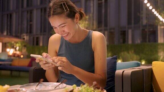 女性晚餐享受泰国美食..