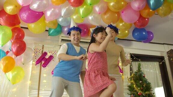 快乐的年轻亚洲家庭一起跳舞在派对活动在家里全家欢度除夕