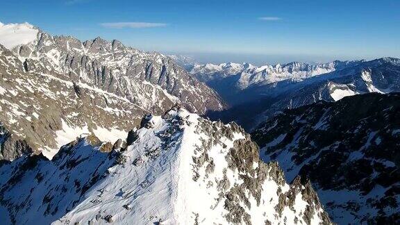 阿尔卑斯山山顶上的探险寻宝团和宗教十字架